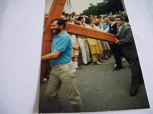 NIMES porteur de la croix procession nimes ouaniche maxime de la rue adolphe cousin 